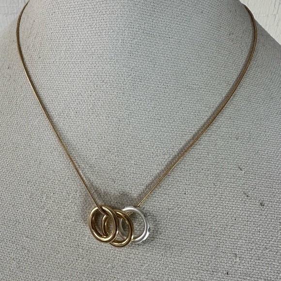 Dainty meets minimal floating circles necklace - Picture 3 of 8